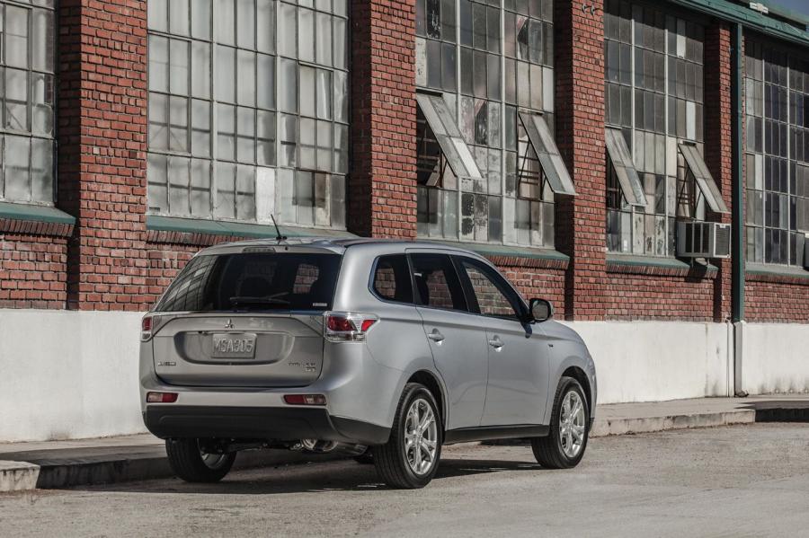  Mitsubishi Outlander 2014 года  (фото 65 из 136)